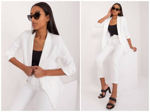 Jachete la modă pentru femei pentru vară în stil cu pantaloni asortați.